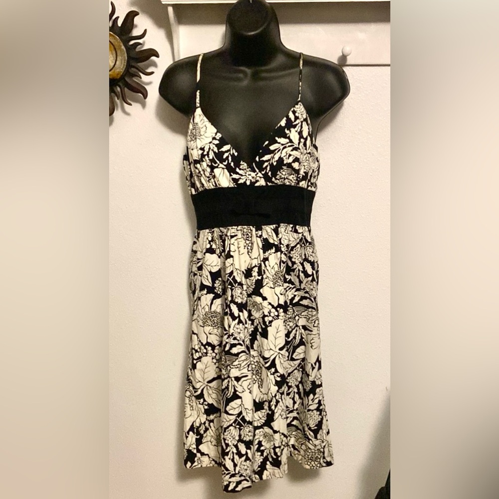 Black and White Floral Dress looks great alone or under a jacket❤️